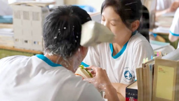 男孩和校霸爱上同一个女孩，却不料结局悲剧了