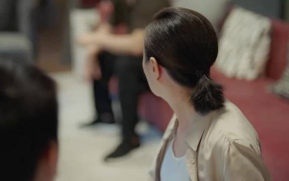 二胎家庭孩子情绪崩溃求父母选择,不被偏爱心碎瞬间