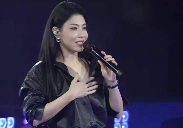 搜狐娱乐讯 近日,张柏芝出席演出活动,她身穿黑皮衣配亮片长裙,妆容冷艳精致,全开麦演唱状态在线,强大气场十分吸睛。