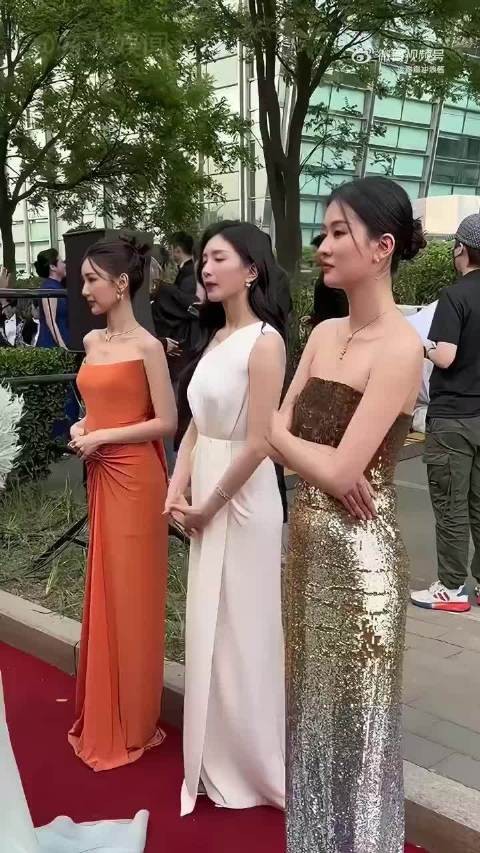 明星候场社交观察：肖战杨洋点头致意，沈腾马丽互动亲密，白百何掌掴引注目