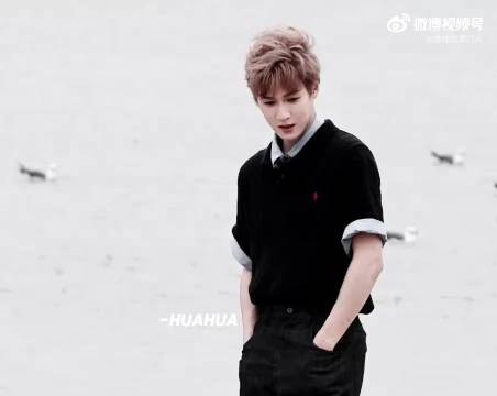 李昀锐栗棕金发亮相团综，学院风造型清爽登场