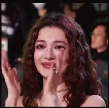 钟楚曦获最佳女主角配偶称号，与花姐惺惺相惜