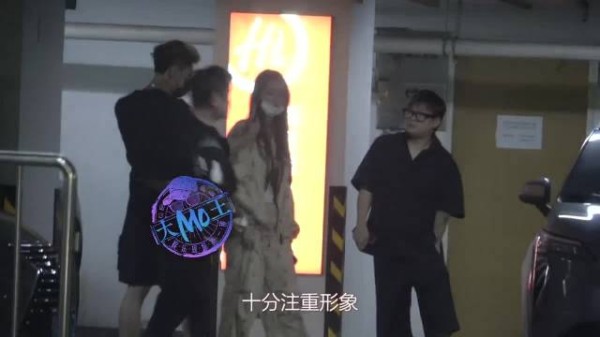 黄子韬徐艺洋停车场自拍搂抱秀恩爱