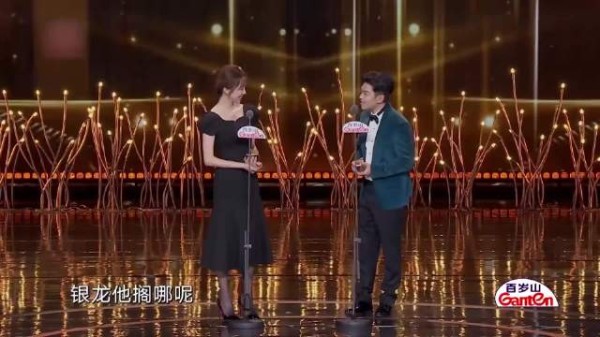 姜妍撒起娇来有多招人稀罕？一句嗯呐，台下李乃文都被拿捏了！