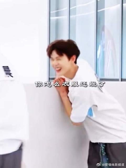 可爱小林展示衣服被撕烂了,怎么衣服烂了都这么开心呀宝宝