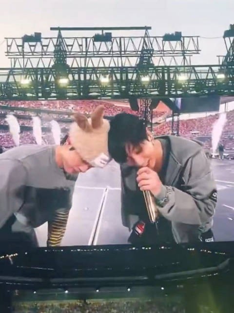 BTS柾国伦敦演唱会揉脑呆萌瞬间