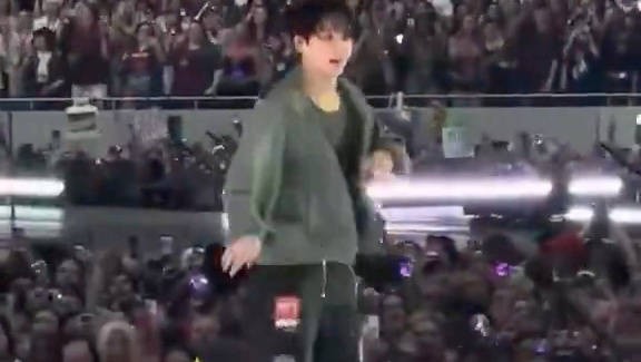 BTS伦敦演唱会田柾国忘舞步跺脚引欢笑