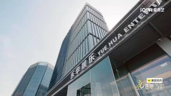 杜华自称常与AI聊天,制作AI视频显老板本色
