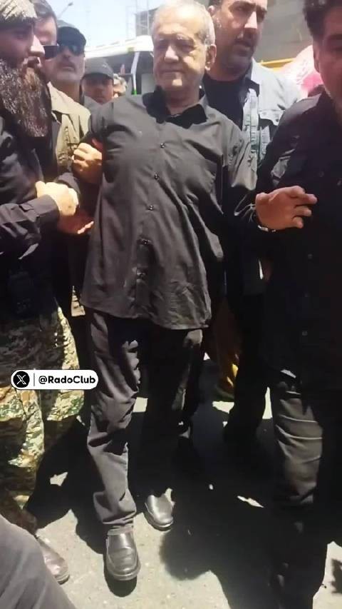 佩泽什基安步行穿过哈梅内伊葬礼队伍遭强硬派高呼处决