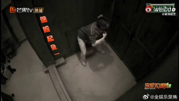 专属谨慎小习惯,密室任何异响都快速护身后,害怕却依旧靠谱照顾同伴