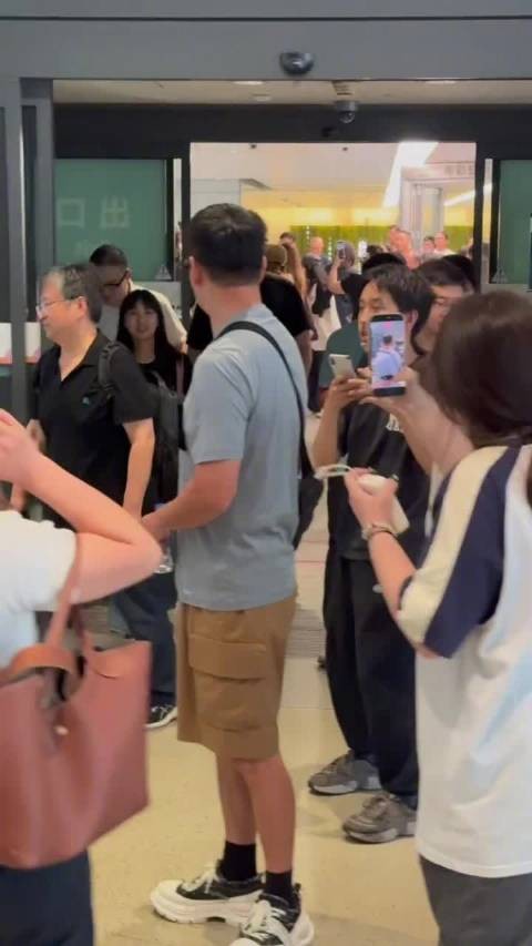 看到儿子被挤的老父亲，苹果肌已经按压不住了