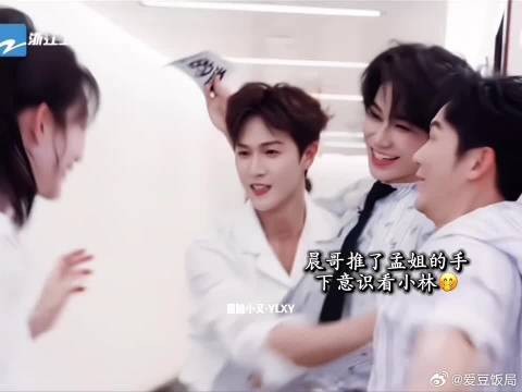 两个人下意识的动作和眼神可骗不了