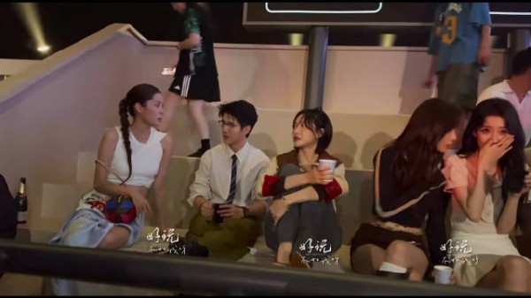 我姐这个坐姿真的让人爱了 太随性洒脱了