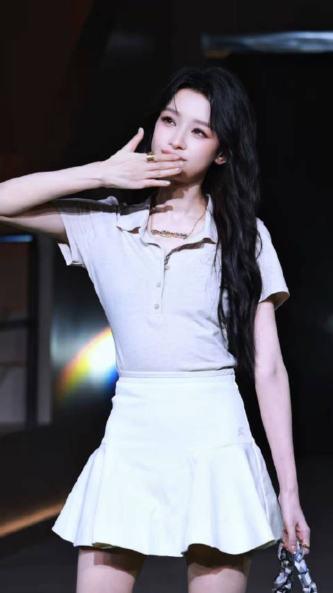 所有人感受孙怡这个飞吻