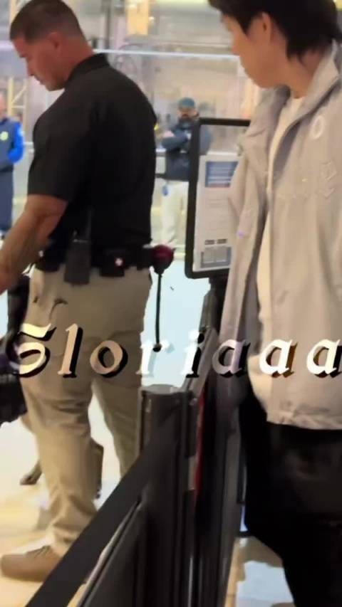 回家就问老婆是机场的狗可爱还是我可爱