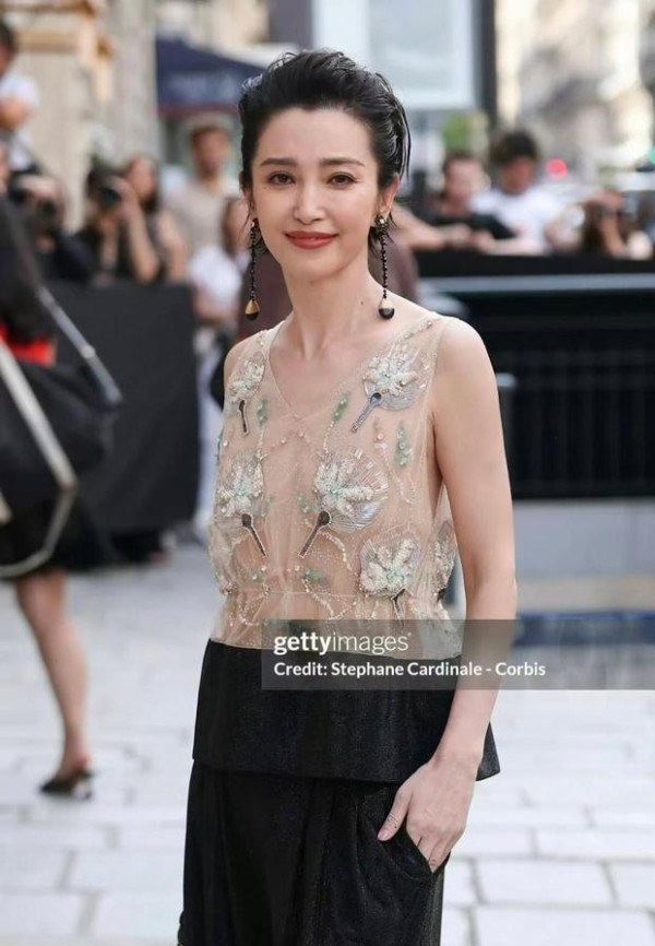 搜狐娱乐讯 近日,李冰冰海外活动现场生图释出,她身着裸色钉珠上衣搭配黑色阔腿裤,53岁状态依旧能打,沉稳从容舒展大气,生图表现十分亮眼。