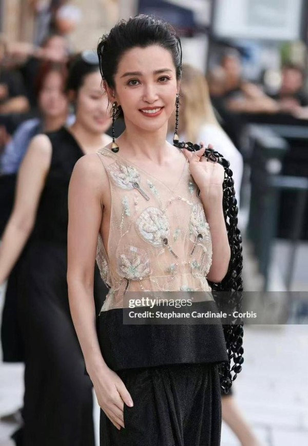 李冰冰明媚大方。