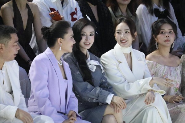 董璇携女儿小酒窝亲子走秀 Angelababy等女星温暖捧场