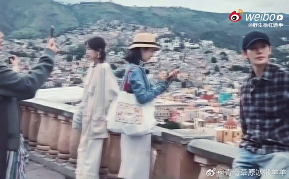 殷桃南美街头帮邓为拍照画面浪漫鲜活