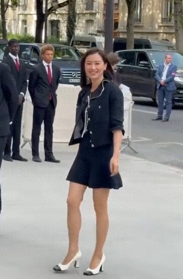 TVB前花旦优雅现身时装周,黑白短裙套装气质佳,状态大勇获激赞