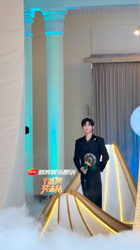李卿一身黑色西装，手拿孔雀羽毛扇梦回公孙鄞啊