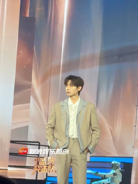 新浪娱乐盛典突击队时尚中国之夜@李卿 一本正经地走秀，冷脸帅