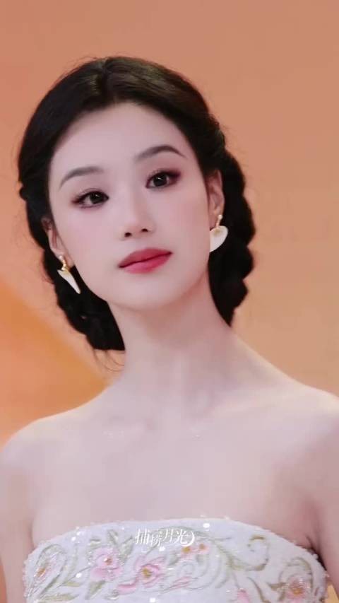 王小亿粉瓷美人造型惊艳，古风气质宛若画中佳人