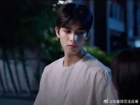 看到他拿了行李以为他要走,立马追上去