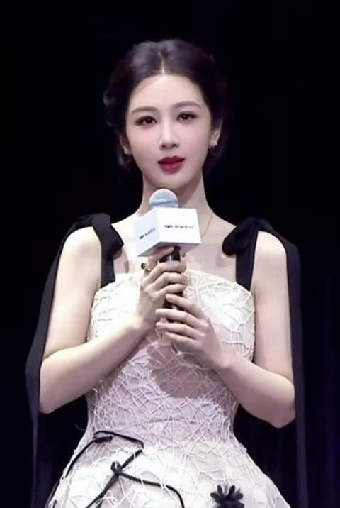 杨紫亮相活动造型惊艳,蝴蝶结发型引关注