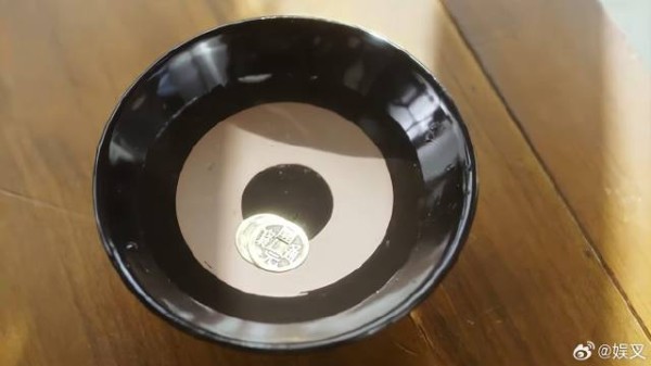 李莲花买馒头，怎料一看硬币，竟直接确定凶手