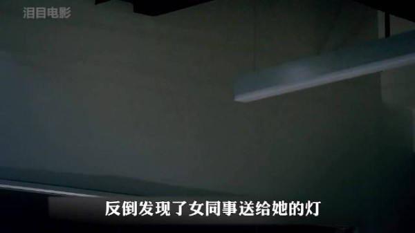 女孩偷看手机被发现后坐窗边以跳楼威胁男友