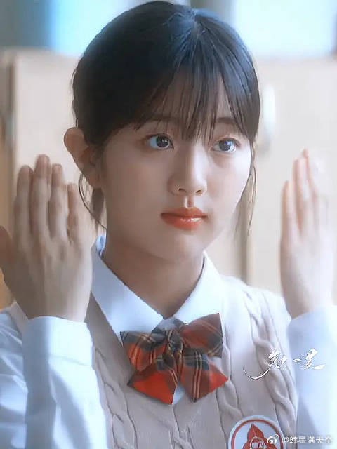 “清雅比手语的样子真的好美啊!”