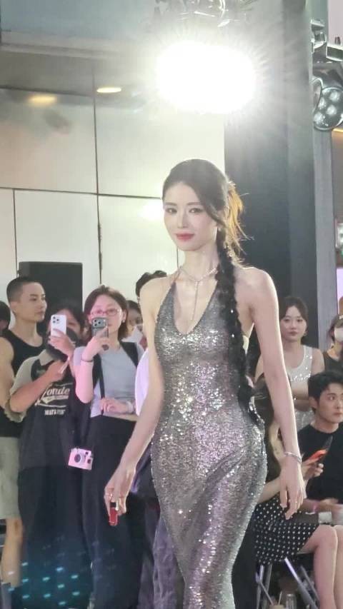 方圆走秀,脸蛋身材都好完美啊