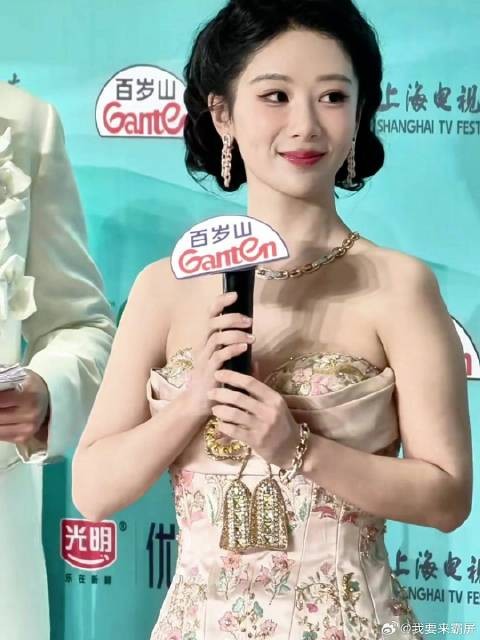 杨紫亮相白玉兰红毯,少女感扑面而来,嘟嘴卖萌好可爱