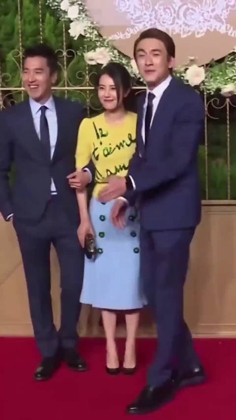 在女神高圆圆面前，林更新还懂得避嫌，画面太逗了