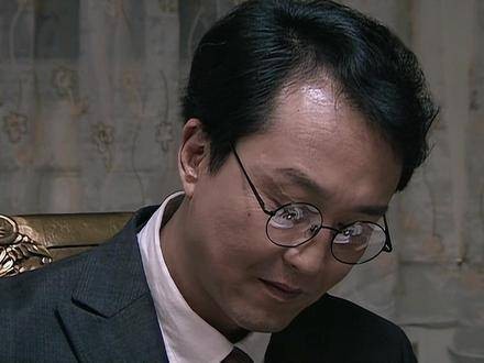 翠平仅凭两句模棱两可的回应，便悄然瓦解了特务的盘问危机