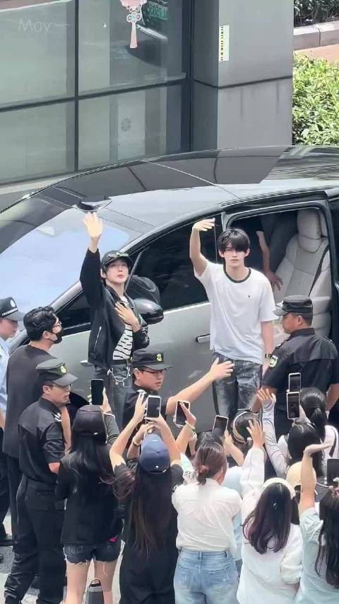云旗郝熠然巴黎归来抵达成都，机场与粉丝互动