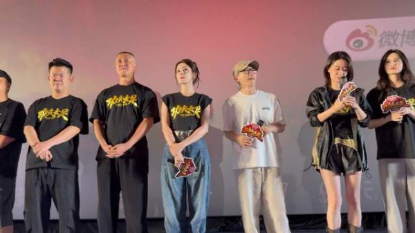 迪丽热巴路演辟谣体脂率传闻,称增肌备战新角色