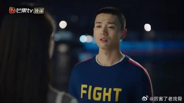 穷小子死缠烂打,美女却因为年龄大,拒绝了他!