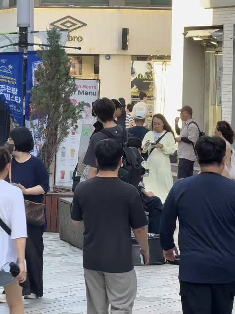 人群中很亮眼的林一