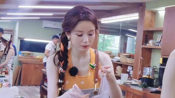 中餐厅风波再起！姜妍贡菜没熟惨遭报废，网友纷纷把矛头指向张雅琪