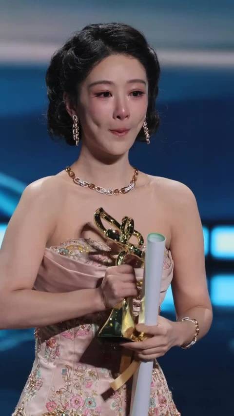 杨紫四提白玉兰终获奖，高原素颜拍戏展敬业精神