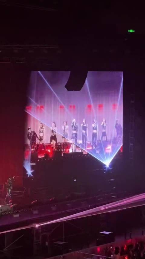 RED演唱会跳广播体操并演唱家有儿女主题曲
