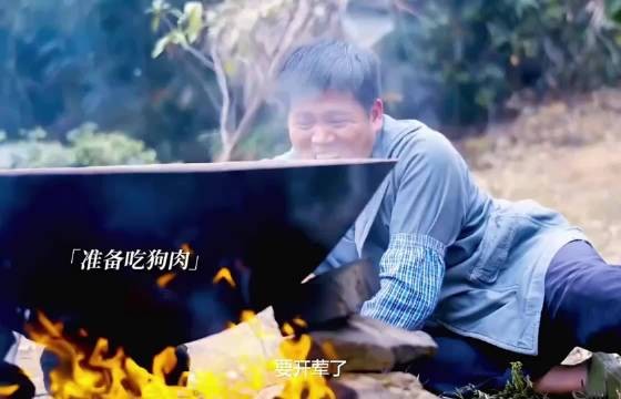 老人明知儿媳与狗犯冲，却坚决救下小狗