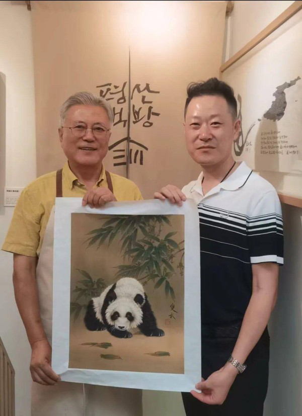 丹青传友谊 熊猫架桥梁——敬双武携国宝亮相中韩艺术交流展