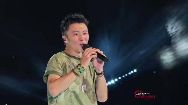 谢霆锋河南演唱会遇热情观众,舞台反应引关注