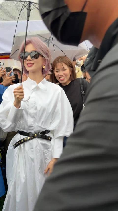 刘诗诗粉紫短发亮相山野,演绎东方诗意美