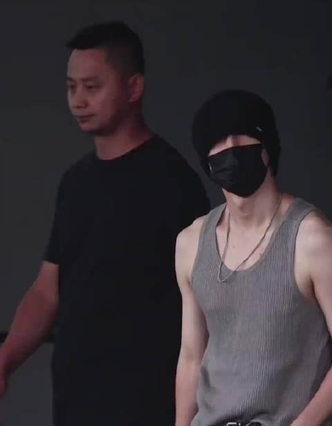 张艺兴长沙路演回应粉丝互动,详解经典饭撒手势