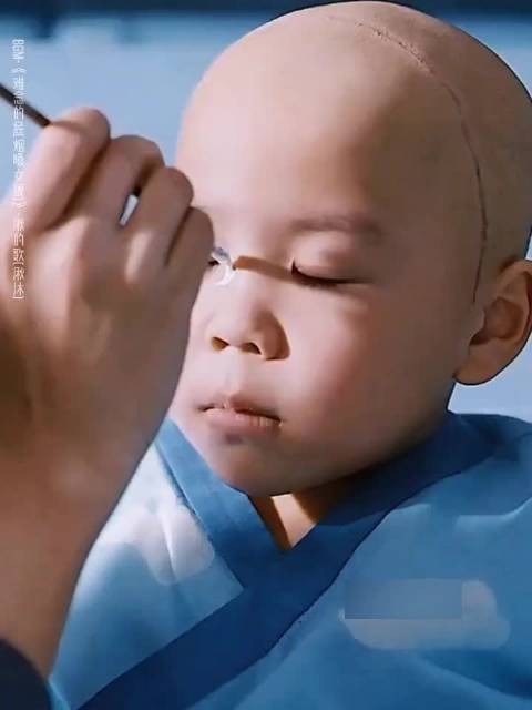 官将首，灭邪祟！父爱如山，父亲为儿子画“花”脸谱，保佑手术顺利！