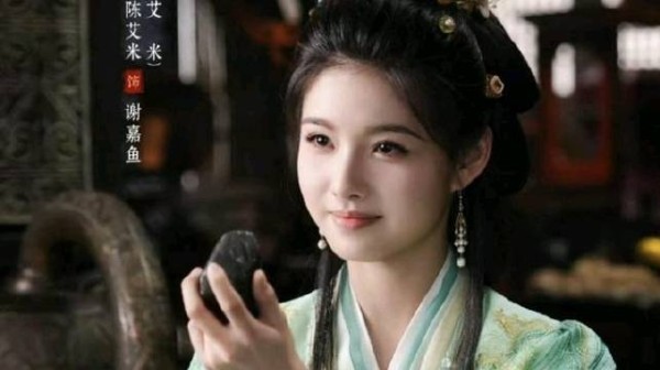 17岁就敢搭档侯明昊演女一号，这小姑娘凭什么？…